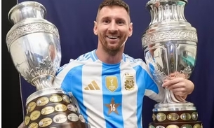 Messi com os dois troféus da Copa América conquistados pela Argentina, em 2021 e 2024. Foto: Reprodução/ Instagram