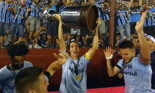 Geromel ao centro com a taça. Foto: Lucas Uebel/ Grêmio