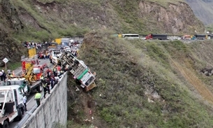 Ônibus fica à beira do abismo após acidente na Colômbia e deixa 20 mortos