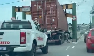 Carreta fica engatada em limitador de altura de viaduto em Manaus; vídeo
