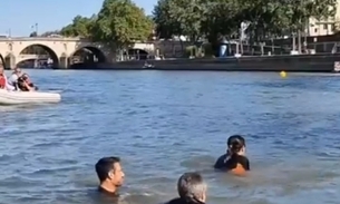 Prefeita de Paris cumpre promessa e mergulha no Rio Sena; vídeo