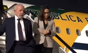 Lula e Janja descem de avião presidencial na Cidade do México, após problema técnico — Foto: PR/Divulgação