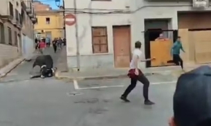 Vídeo: Homem morre após ser chifrado por touro durante tradicional corrida com animais