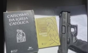 Mensagem em e-mail com ameaça mostra arma de fogo e livros religiosos. - Foto: Reprodução/GloboNews