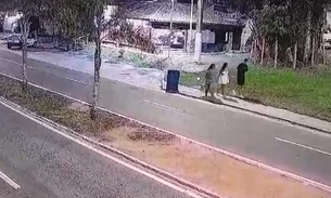 Imagens de câmeras mostram jovem caminhando com amigos antes de ser atropelada / Foto: Reprodução de vídeo