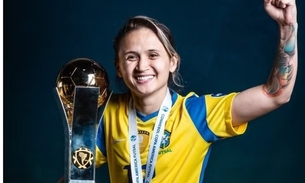 Amandinha com a taça da Copa América de Futsal Feminino 2023. Foto: Reprodução/ Redes sociais