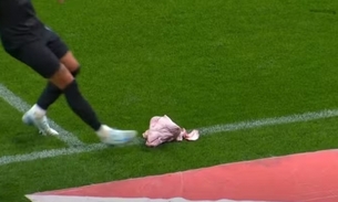 Yuri Alberto, do Corinthians, chuta cabeça de porco atirada no gramado para fora do campo. Foto: Reprodução