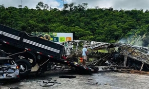 Ônibus pegou fogo após colidir contra carreta - Foto: Corpo de Bombeiros