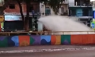 Vídeo mostra água jorrando para igarapé em dia de desabastecimento em Manaus