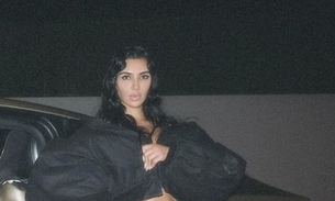 Kim Kardashian sensualiza com seu robô da Tesla, adquirido por R$ 170 mil