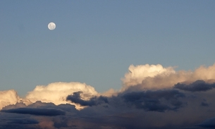 Saiba como a lua pode ser vista mesmo durante o dia