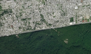 Imagem de satélite mostra divisa abrupta entre a cidade e a floresta.  Foto: SkySat • Sccon Geospatial