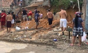 Vizinhos cavam para retirar vítima soterrada / Foto: Divulgação