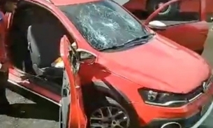 Criança fica em estado grave em acidente entre carro e moto no Cidade de Deus; motorista fugiu