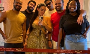 Ex-BBBs com o guia no Teatro Amazonas - Foto: Reprodução/Instagram