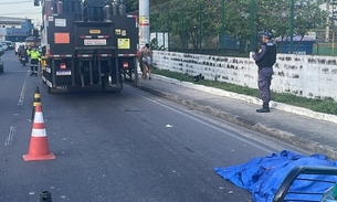 Industriária é esmagada por caminhão ao cair de motocicleta em Manaus
