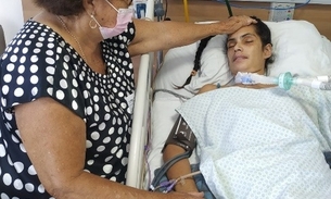 Foto: Arquivo Pessoal  / Desirée Lima de Almeida com equipe médica que realizou seu tratamento