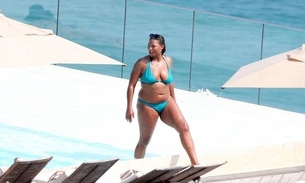 Queen Latifah aproveita dia de sol em piscina de hotel no Rio