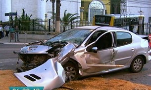 Ônibus invade Templo do Salomão após colidir com carro