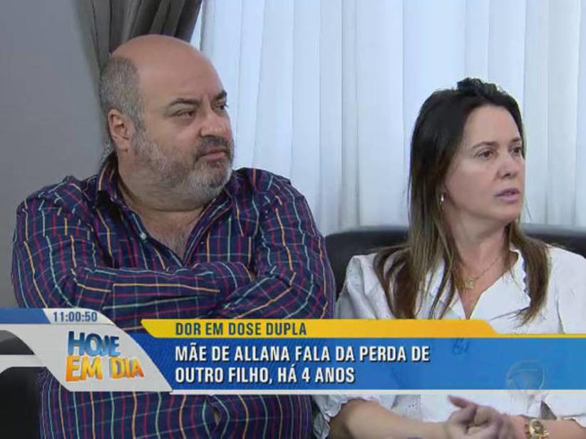 Foto: Os pais de Cristiano Araújo e sua namorada, Allana Moraes, também  vítima fatal do acidente, participaram da missa celebrada na Paróquia Nossa  Senhora da Assunção - Purepeople