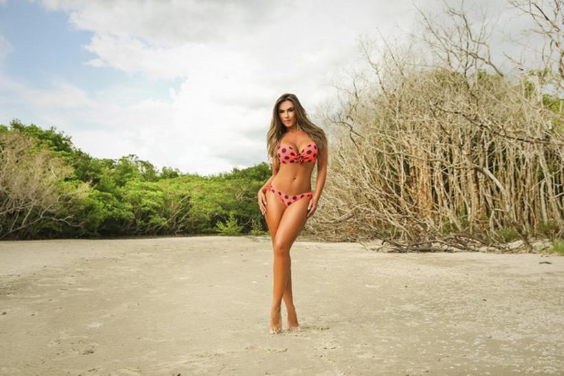 Nicole Bahls Exibe Curvas E Bronzeado Em Ensaio Sensual