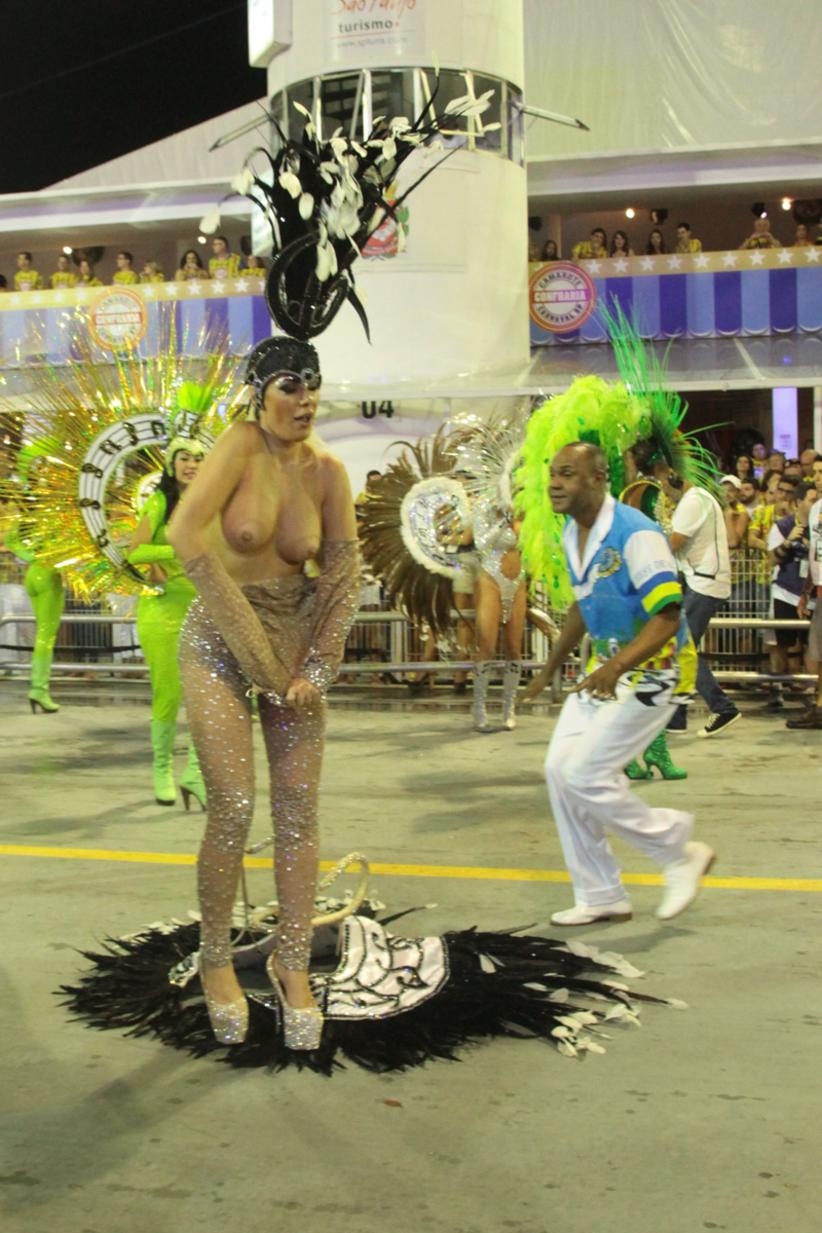 Ju Isen tira fantasia e fica nua na avenida no Carnaval de São Paulo