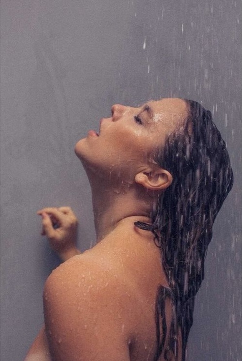 Alice Wegmann aparece em foto tomando banho completamente nua