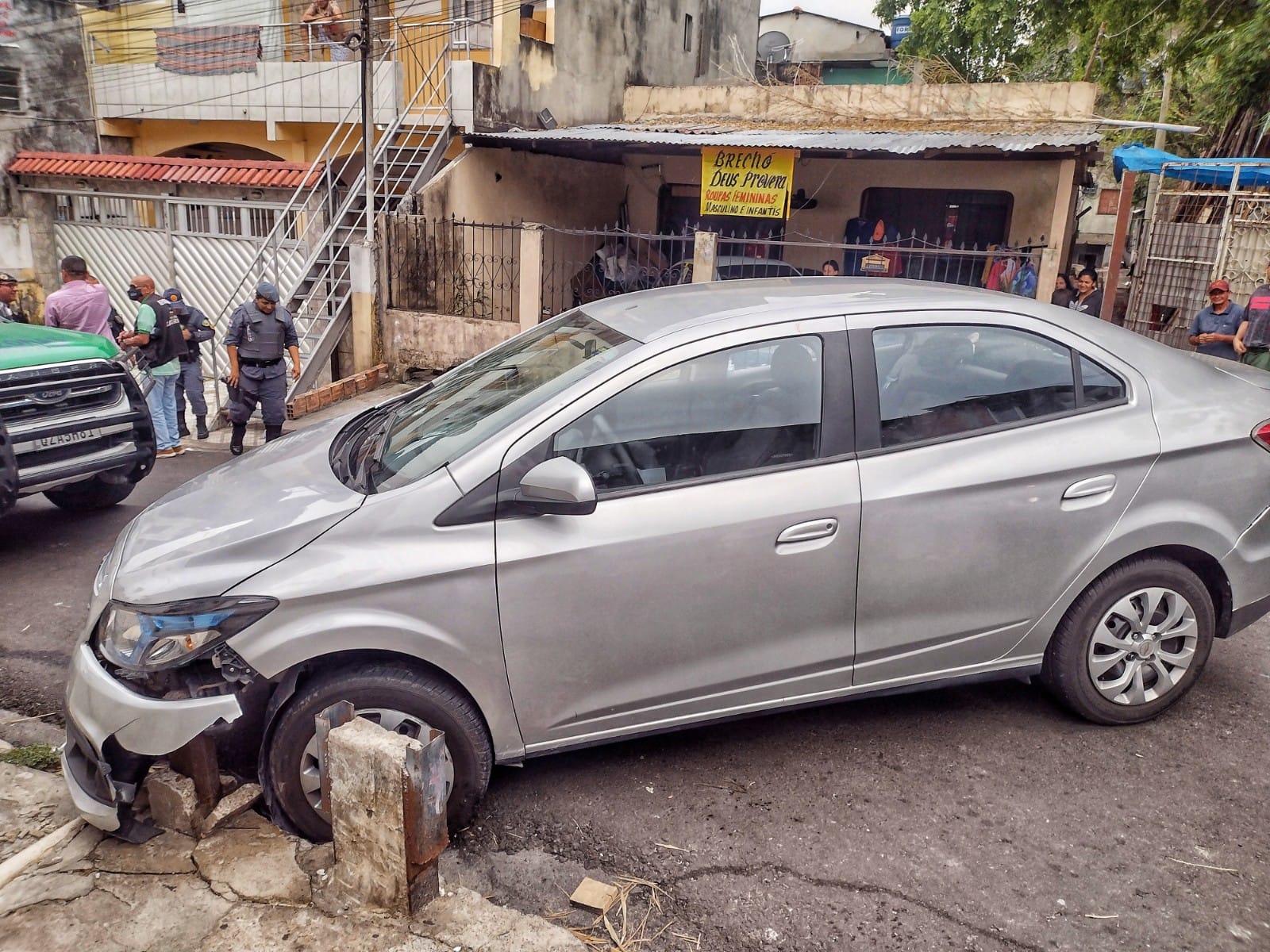 Dois homens são baleados dentro de carro em rua de Manaus