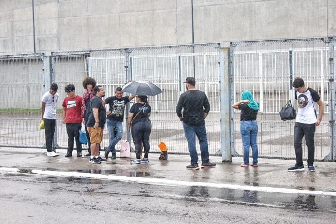 Primeiros fãs a chegarem à Arena - Foto: Jander Robson / Portal do Holanda