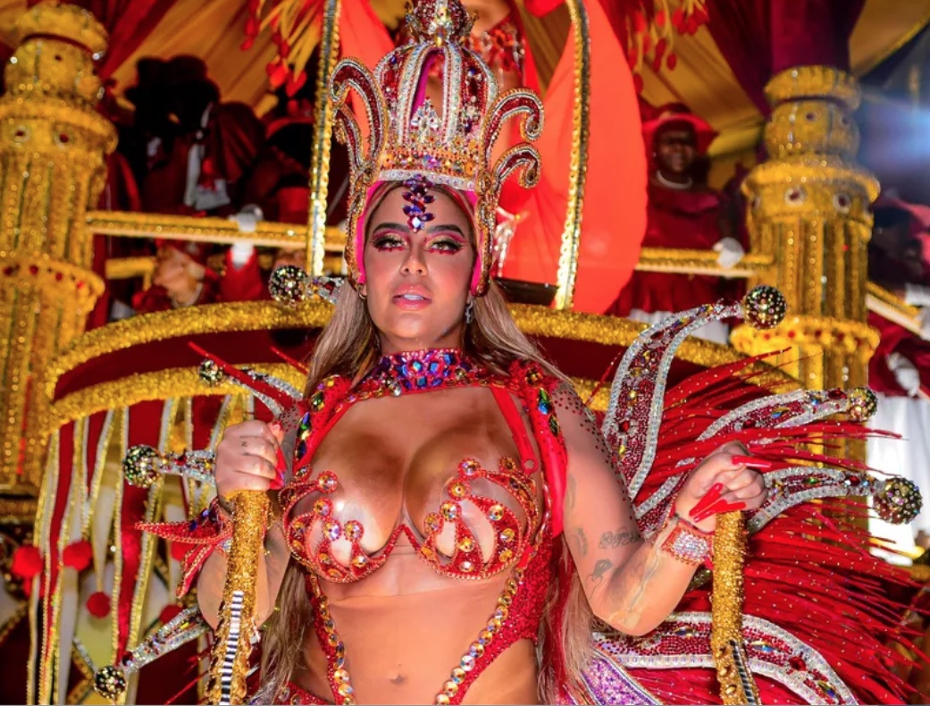 Com fantasia seminua, irmã de Neymar diz que lipoaspiração quase a tirou do  Carnaval