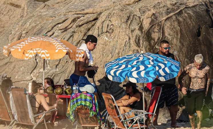 Mel Maia é flagrada fumando 'cigarrinho suspeito' em praia; veja foto