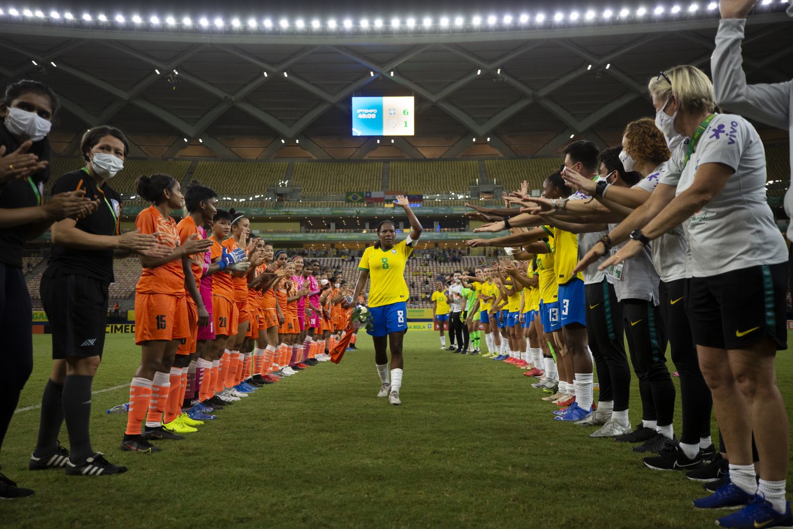 Formiga recebe aplausos durante jogo na Arena da Amazônia, em Manaus; Foto: Thais Magalhães / CBF