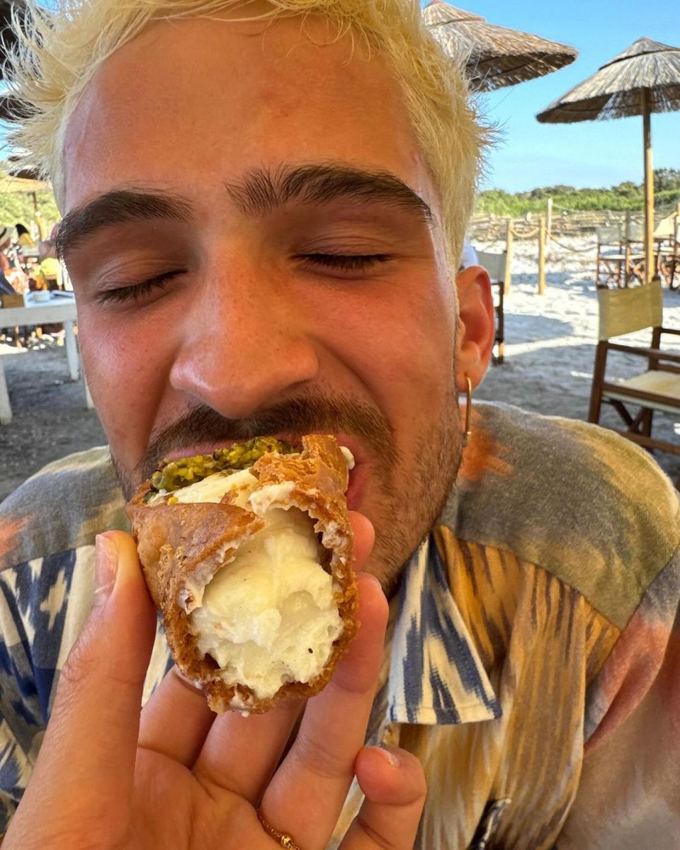 João Guilherme postou foto recebendo comida na boca, com a mão que seria de Marquezine.