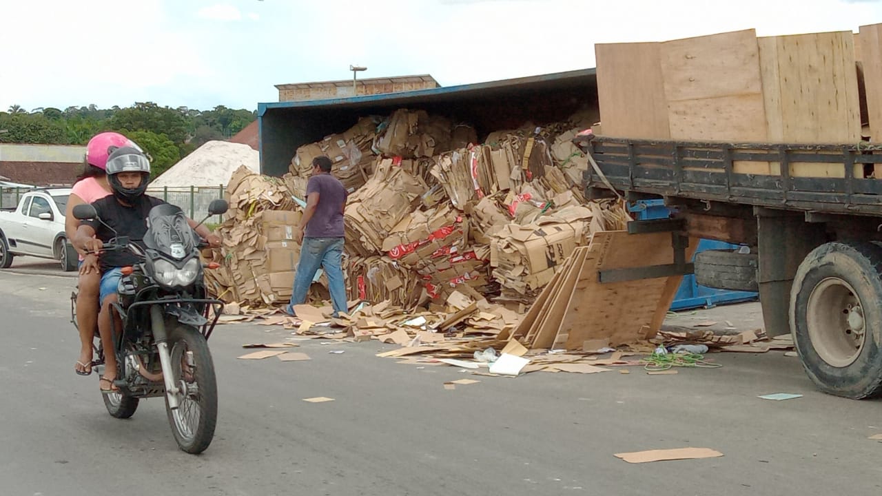 Carreta tomba carregada de papelão em Jaguariúna