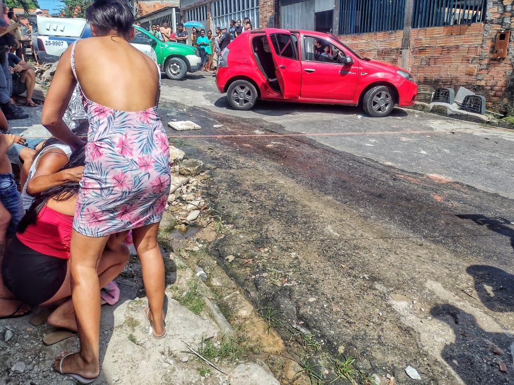 Família da vítima no local para fazer o reconhecimento - Foto: Jander Robson/ Portal do Holanda