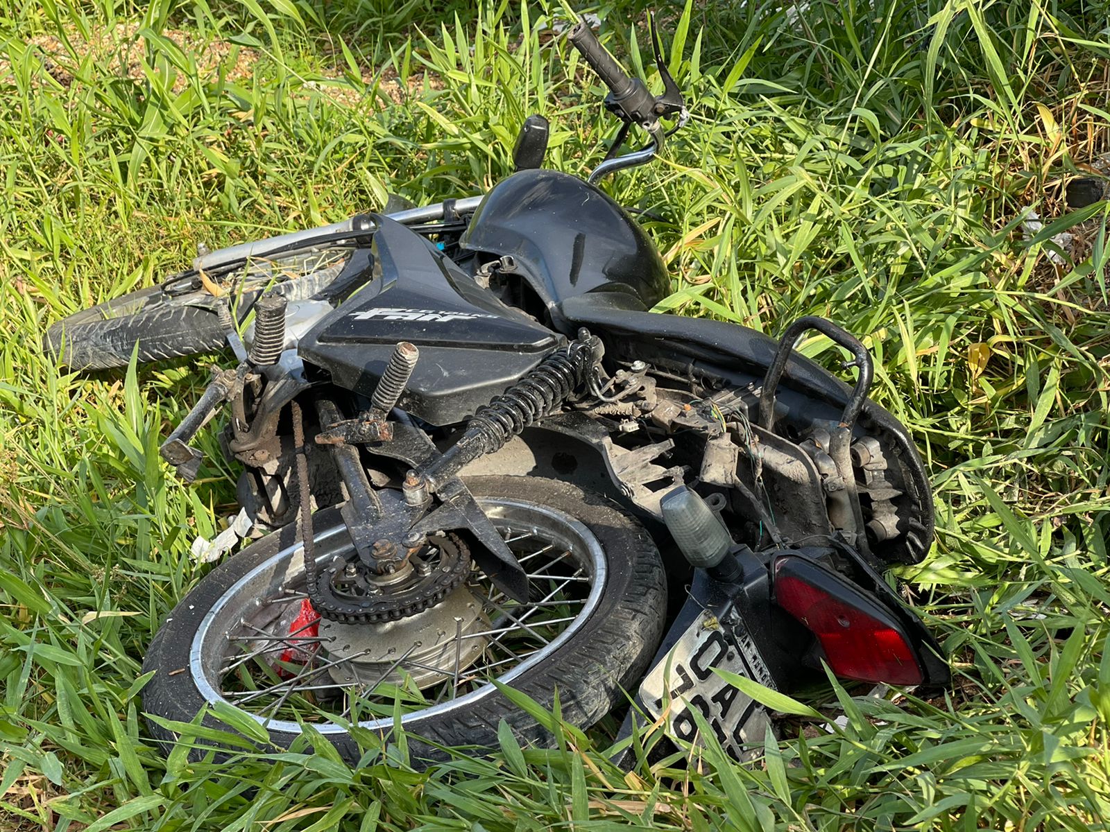 Homem morre ao chocar-se de moto contra árvore no Silveira