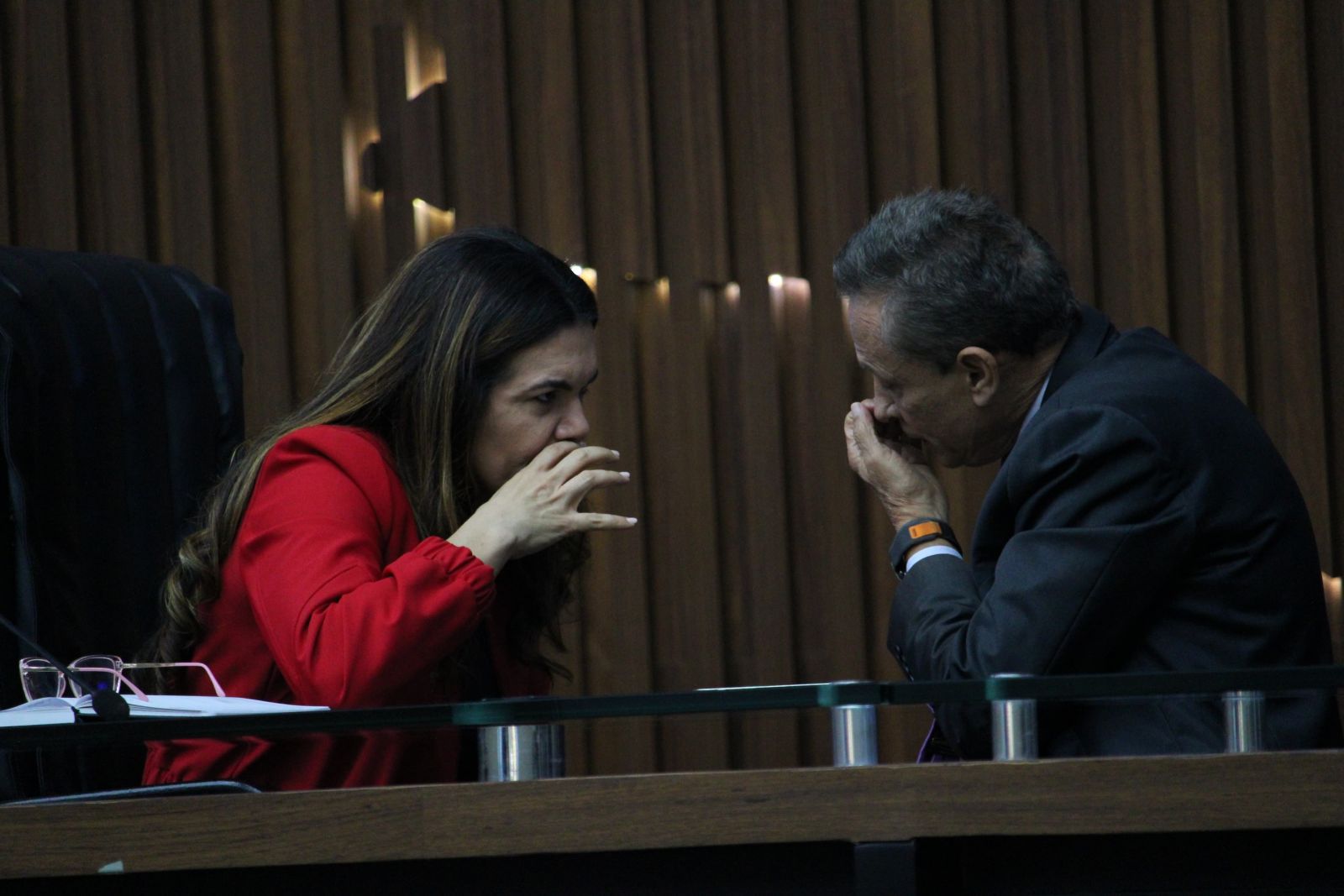 Alessandra Campelo (Podemos) e Adjunto Afonso (União Brasil), fofocam em segredo durante sessão plenária. Autor da foto: Shuam Mom