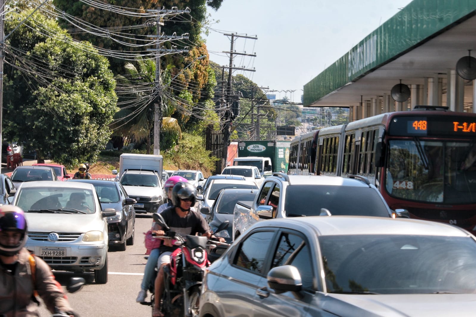 Trânsito está carregado no local. - Foto: Jander Robson / Portal do Holanda