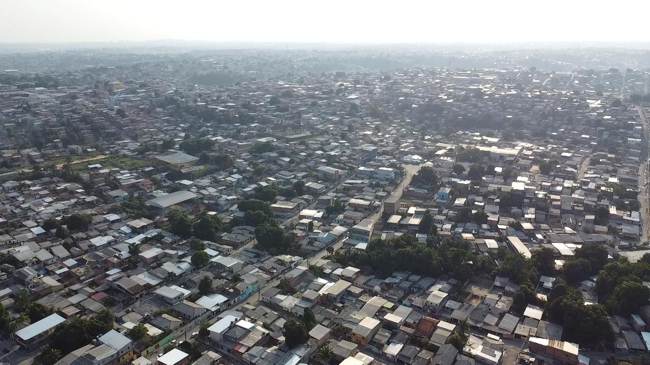 Também chama atenção a fumaça que encobre a cidade, devido às queimadas. Fotos: Jander Robson/Portal do Holanda