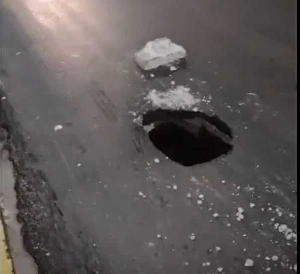 Prefeitura interdita trecho da avenida Torquato Tapajós por conta de um  buraco na via