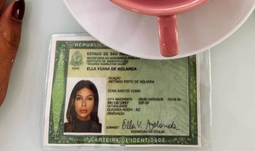 A mudança no documento vem 1 ano após ela se assumir mulher trans.