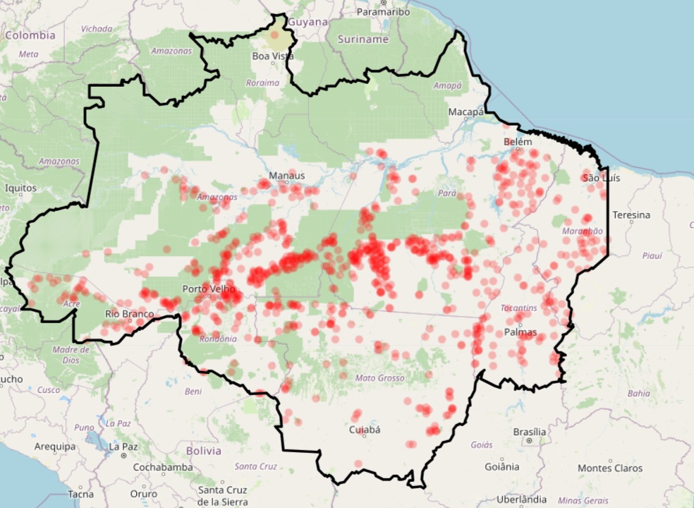 Pontos vermelhos do APP Selva indicam áreas onde ocorrem queimadas em tempo real, neste sábado. 