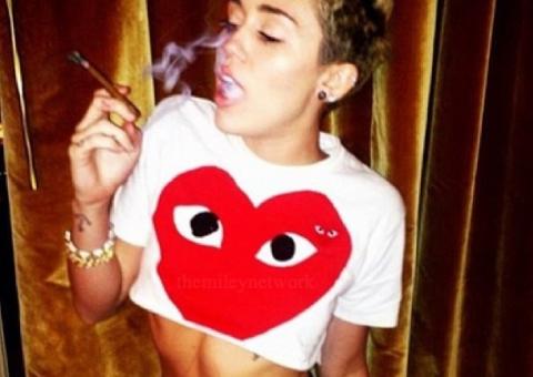 Miley Cyrus é clicada fumando cigarro suspeito; veja fotos