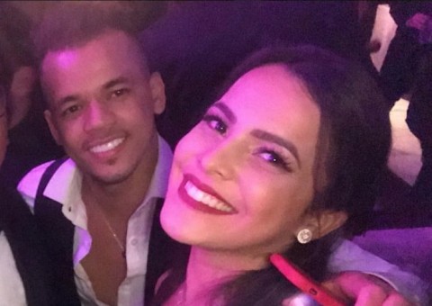 Namorado De Ex Bbb Emilly Posta V Deo De Beijo Picante Em Festa