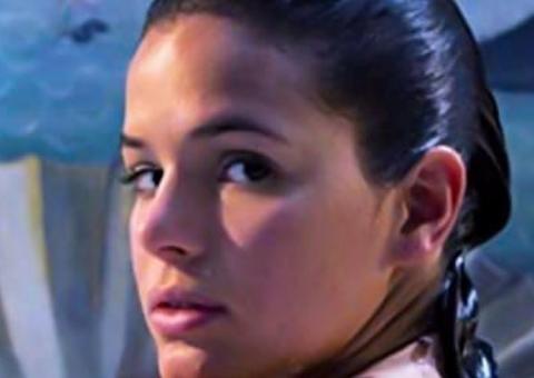 Bruna Marquezine aparece de topless em cartaz de 1º filme como protagonista