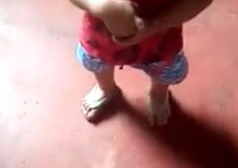 Pai Causa Revolta Ao Surgir Em Video Xingando E Espancando Bebe Cara De Otario Igual Tua Mae