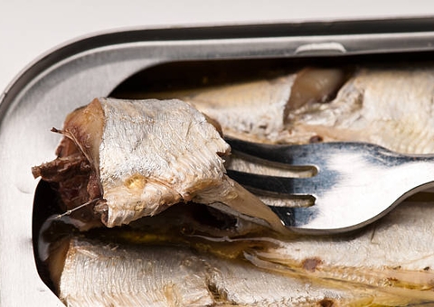 Mulher morre após comer sardinhas mal conservadas em restaurante na França