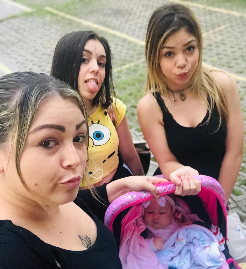 Mãe de MC Melody e Bella Angel diz que é impedida de ver a filha após  cirurgia