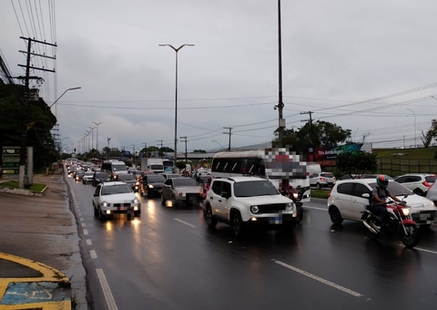 Prefeitura interdita trecho da avenida Torquato Tapajós por conta de um  buraco na via